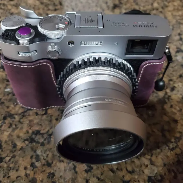 Fujifilm X100VI ブラックフォーカスリングとパープルハーフケース